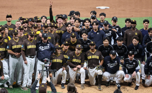 17일 서울 고척스카이돔에서 열린 팀코리아와 샌디에이고(SD) 파드리스의 미국프로야구(MLB) 서울시리즈 연습경기를 마친 뒤 샌디에이고 파드리스와 팀코리아 선수들과 기념촬영하고 있다. 연합뉴스