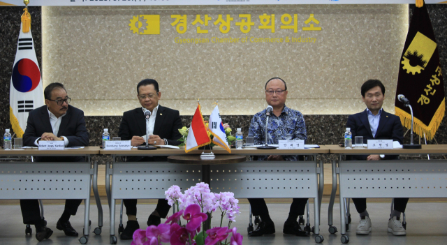 경산상공회의소 안태영 회장(오른쪽 두번째)이 경산상의에서 한국을 방문한 인도네시아 밤방 수사트요 국민평의회장 의장과 간담회를 하고 있다.