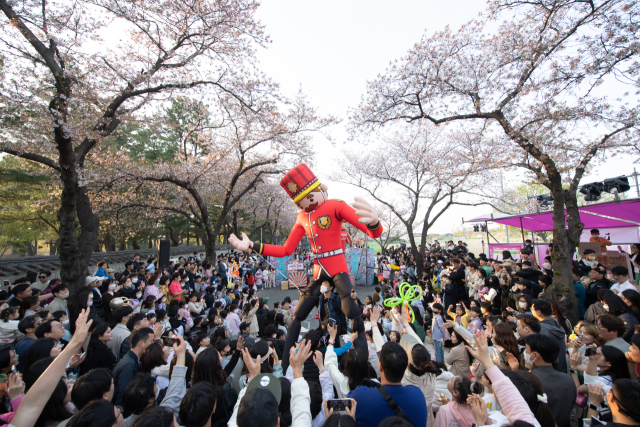 지난해 열린 경주 대릉원 돌담길 벚꽃축제. 경북도 제공.