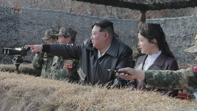 김정은 북한 국무위원장이 지난 15일 항공육전병부대(공수부대)들의 훈련을 지도했다고 조선중앙TV가 16일 보도했다.연합뉴스