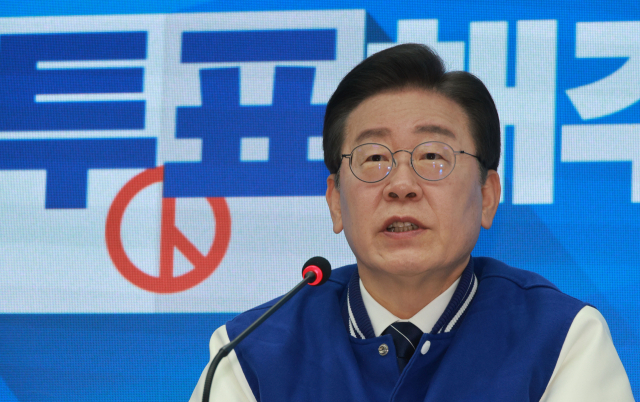 더불어민주당 상임선대위원장인 이재명 대표가 18일 오전 서울 여의도 민주당 중앙당사에서 열린 재외국민 투표독려 캠페인 행사에서 발언하고 있다. 연합뉴스