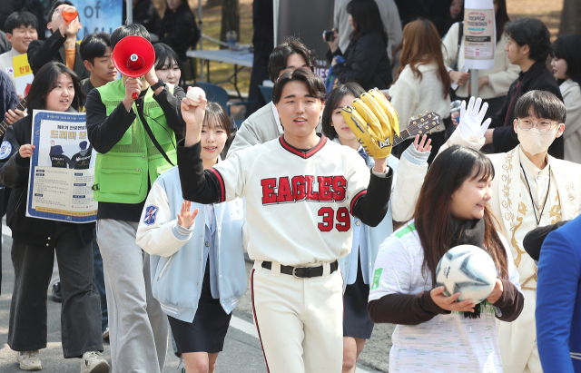 4일 대구 달서구 계명대학교 성서캠퍼스에서 열린 2024학년도 1학기 총동아리연합회 가두모집에서 대학생들이 동아리를 대표하는 복장을 하고 신입생 모집에 열을 올리고 있다. 연합뉴스