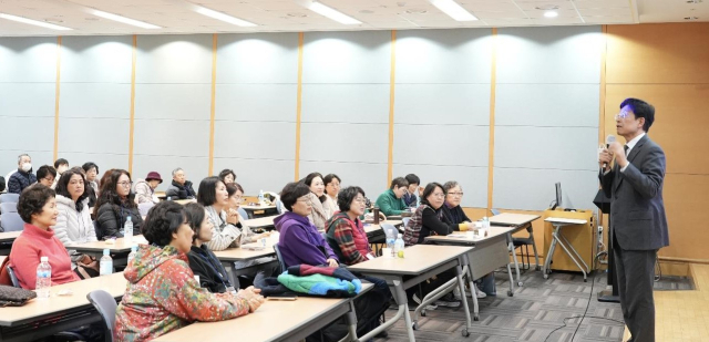 지난 8일 경주 드림센터에서 계명문화대 라이프2.0사업에 참여하는 성인학습자들이 대학생활에 잘 적응할 수 있는 강연을 듣고 있다. 계명문화대 제공