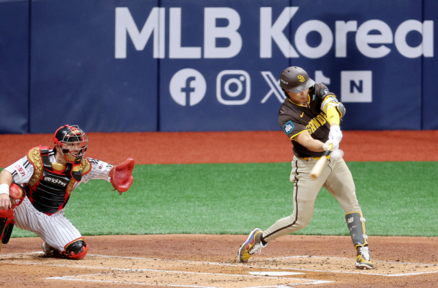 18일 서울 고척스카이돔에서 미국프로야구(MLB) 공식 개막시리즈를 앞두고 열린 LG 트윈스와 샌디에이고 파드리스의 연습 경기. 2회초 무사 2루 상황. 샌디에이고 김하성이 LG 임찬규를 상대로 2점 홈런을 치고 있다. 연합뉴스