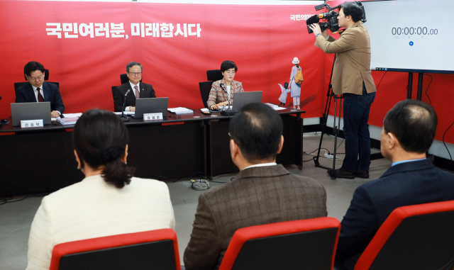 12일 오전 서울 여의도 국민의미래 중앙당사에서 열린 비례대표 면접심사에서 참석자들이 면접을 보고 있다. 연합뉴스