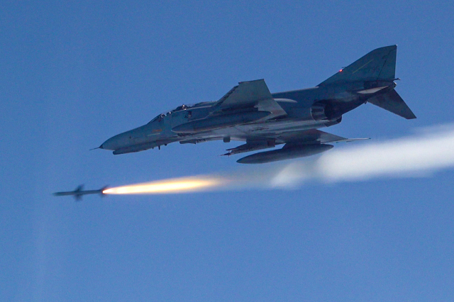 한미 공군이 지난 11일부터 15일까지 서해 해상사격장에서 연합 공대공·공대지 실사격 훈련을 실시했다고 15일 밝혔다. 사진은 공중 표적을 향해 AIM-7M 공대공미사일을 발사하는 F-4E. 연합뉴스