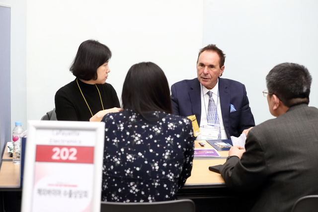 지난 13~14일 열린 2024 원스톱기업지원박람회 해외바이어 부스에 수출상담회가 진행되고 있다. 대구시 제공