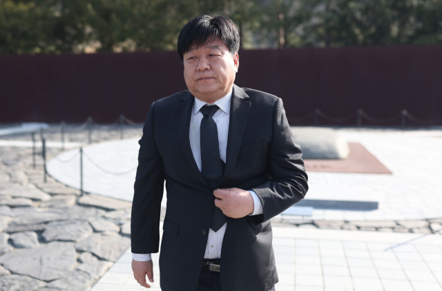 더불어민주당 양문석 경기 안산갑 후보가 18일 오전 경남 김해시 진영읍 봉하마을 노무현 전 대통령 묘역을 참배하고 있다. 양 후보는 2008년 