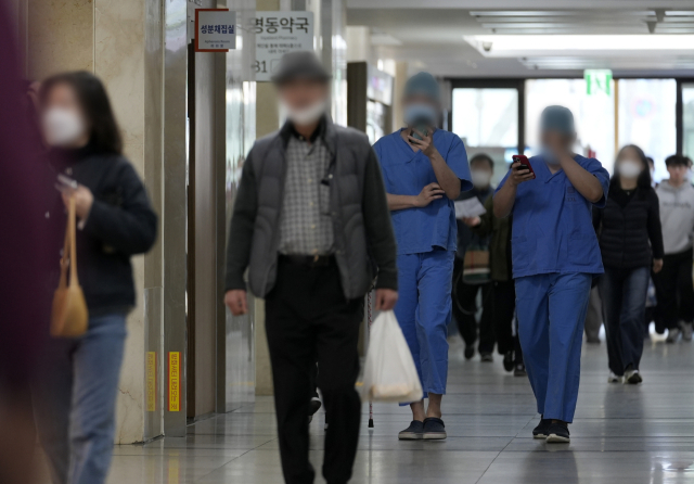 출구 없는 의료공백 사태가 한달째를 맞았다. 대구 한 상급종합병원에서 의료진이 이동하고 있다. 김영진 기자 kyjmaeil@imaeil.com