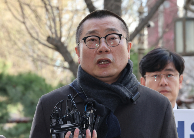 박명하 대한의사협회 비상대책위원회 조직강화위원장이 18일 오전 3차 조사를 받기 위해 서울 마포구 서울경찰청 공공범죄수사대로 출석하며 입장을 밝히고 있다. 연합뉴스