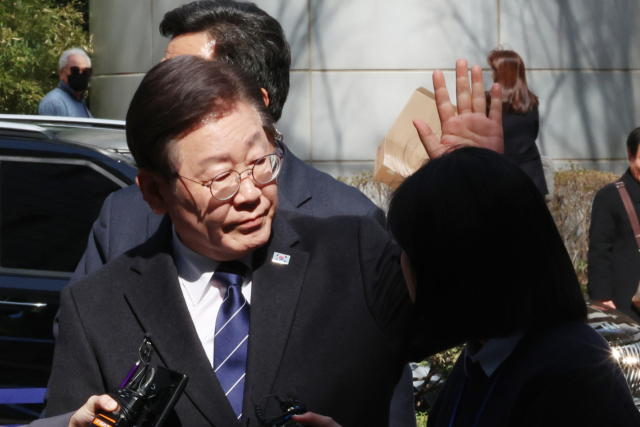더불어민주당 이재명 대표가 18일 오후 서울 서초동 서울중앙지법에서 열리는 