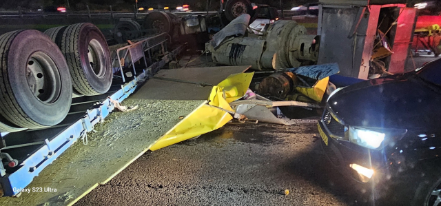 19일 오전 6시께 경기도 성남시 수정구 경부고속도로 판교 분기점 부근 서울 방면 도로에서 60대 A씨가 몰던 25t 화물차량과 40대 B씨가 운전하던 20여t 덤프트럭이 부딪치는 사고가 발생, 현장 수습이 진행되고 있다. 연합뉴스