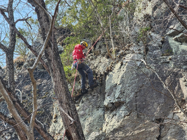 16일 주왕산국립공원에서 경북산악연맹 소속이 낙석을 제거하는 모습. 주왕산국립공원사무소 제공