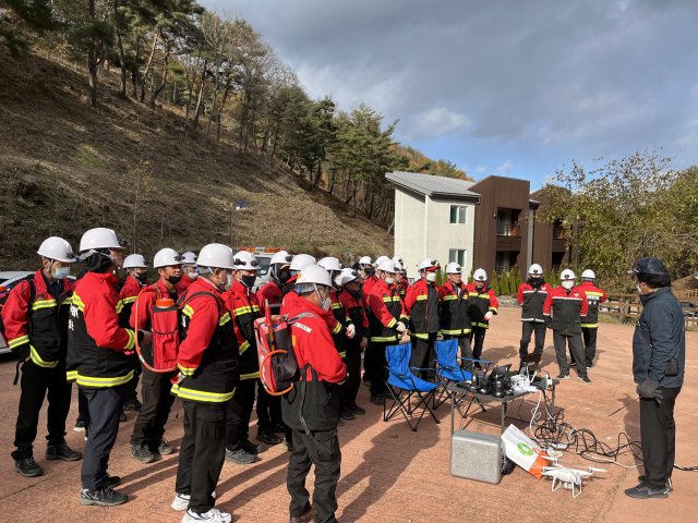 영양군 산림녹지과는 지역 내 산불 방지를 위해 주기적인 예찰 활동과 불법 소각 행위 근절을 위한 홍보를 진행 중이다. 사진은 의용소방대원 등 관계자들이 관련 훈련을 추진하고 있다. 영양군 제공