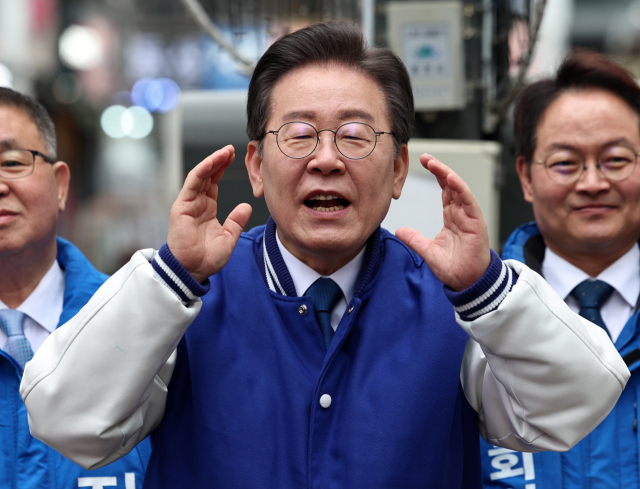 더불어민주당 이재명 대표가 19일 오전 강원 춘천시 중앙시장을 방문해 상인 및 시민들과 인사하고 있다. 연합뉴스