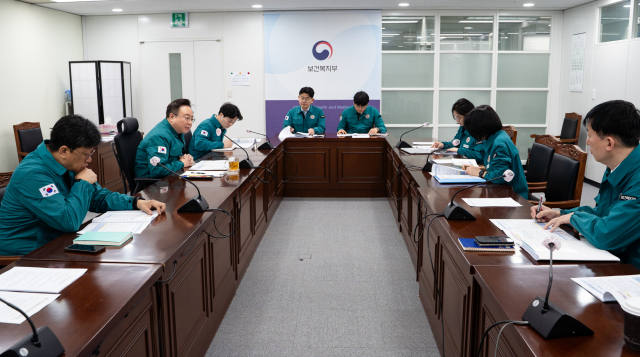 보건복지부는 19일 비상진료체계 운영현황 및 의사 집단행동 현황 등을 점검하기 위해 의사 집단행동 중앙사고수습본부 제18차 회의가 개최됐다고 밝혔다. 사진은 회의를 주재하는 조규홍 본부장(보건복지부 장관). 연합뉴스