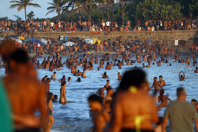 열돔 현상으로 이상 폭염이 덮친 브라질 리우데자네이루의 이파네마 해변에 17일(현지시간) 피서객이 몰려 물놀이를 즐기고 있다. 이날 리우데자네이루의 최고기온은 섭씨 40.4도까지 치솟았고, 체감온도는 62.3℃를 기록했다. 연합뉴스