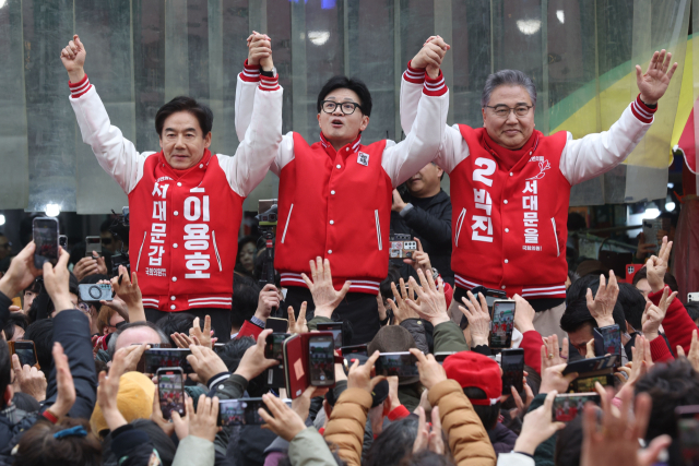 국민의힘 한동훈 비대위원장이 19일 서대문구 인왕시장을 방문, 서대문구 갑과 을에 각각 출마하는 이용호, 박진 후보와 함께 시민들에게 인사하고 있다. 연합뉴스