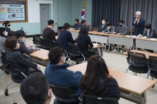 19일 오후 대구 동구 한 아파트 입주자들이 부실 시공과 관련해 동구청을 항의 방문한 뒤 공무원 및 시공사 관계자들과 면담을 하고 있다. 김영진 기자 kyjmaeil@Imaeil.com
