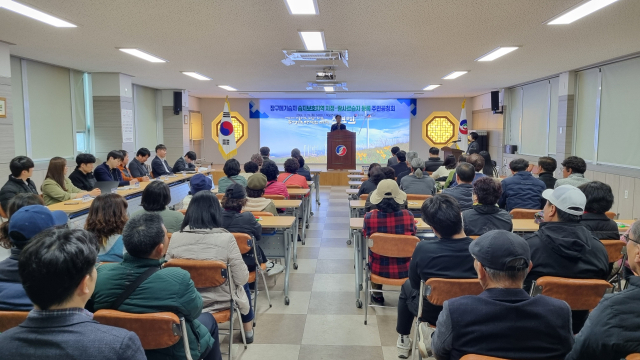 오도창 영양군수가 19일 석보면 주민들과 환경부, 국립생태원 등을 만나 장구메기습지 보호지역 지정을 위한 주민 공청회에서 발언하고 있다. 영양군 제공