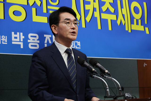 더불어민주당 서울 강북을 당내 경선에서 조수진 변호사와 맞붙게 된 박용진 의원이 18일 오후 전북특별자치도의회에서 기자회견을 열고 지지를 호소하고 있다. 연합뉴스