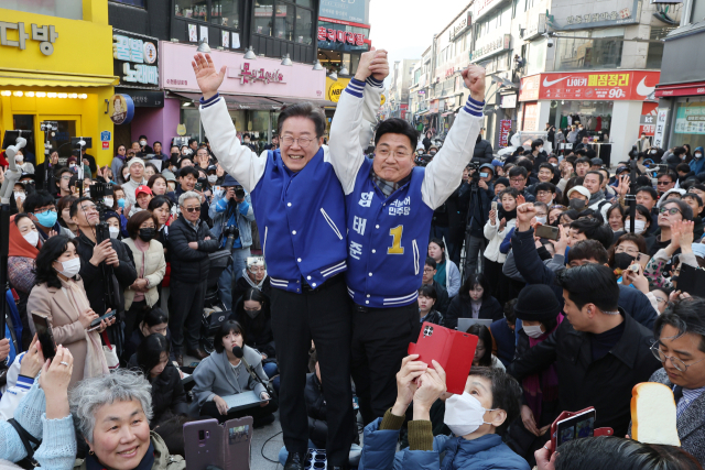 더불어민주당 이재명 대표가 19일 오후 경기도 이천시 중앙로 문화의 광장에서 시민들에게 인사하고 있다. 연합뉴스