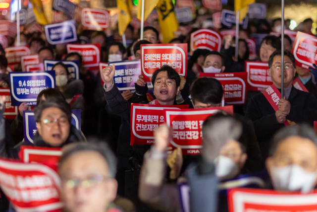 지난 14일 서울 용산구 전쟁기념관 앞에서 서울시의사회 주최로 열린 제3차 의대정원증원 필수의료패키지 저지를 위한 궐기대회에서 참석자들이 관련 구호를 외치고 있다. 연합뉴스