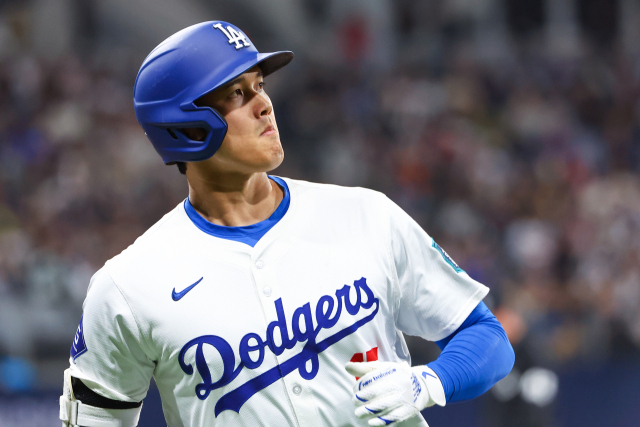 18일 오후 서울 구로구 고척스카이돔에서 미국프로야구(MLB) 공식 개막시리즈를 앞두고 열린 로스앤젤레스 다저스(LA)와 팀코리아의 경기. 5회말 2사 1루 LA 다저스 쇼헤이 오타니가 2루수 땅볼로 물러나며 아쉬워하고 있다. 연합뉴스