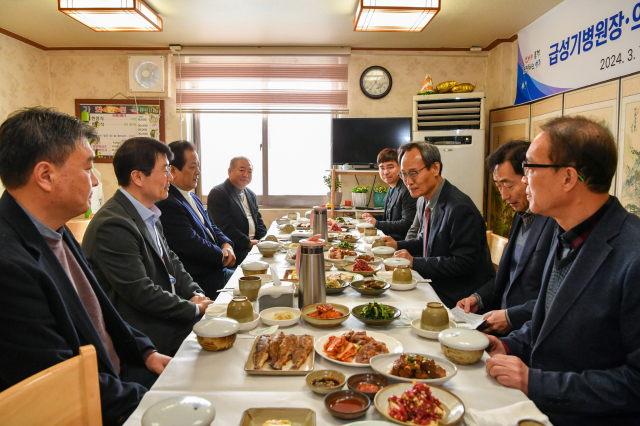 박남서 영주시장이 지역 의료계와 만나 의료 공백 예방을 촉구하는 긴급간담회를 하고 있다. 영주시 제공