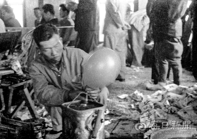 김주열 군 시신이 발견된 1960년 4월 11일 오후 경찰이 대구 대안동 민주당 경북도당부 건물을 봉쇄하자 당원이 농성을 벌이며 풍선 삐라를 만들고 있다. 사진=매일아카이빙센터