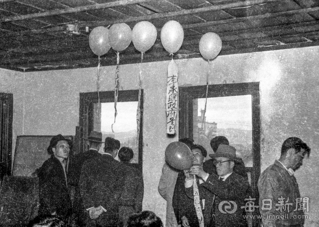 김주열 군 시신이 발견된 1960년 4월 11일 오후 대구 대안동 민주당 경북도당부에서 당원들이 