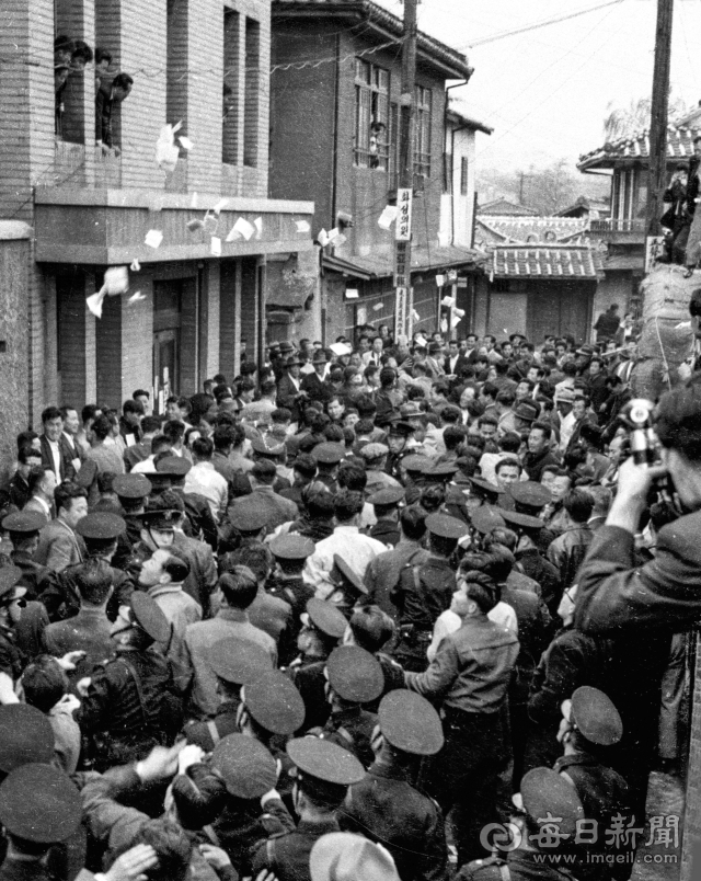 1960년 4월 12일 오후 3시 5분쯤 대구 대안동 민주당 경북도당부 당원들이 가두 진출에 나서다 정·사복 경찰에 막히자 당사 2층에서 3·15 부정선거를 규탄하는 삐라를 뿌리고 있다. 사진=매일아카이빙센터