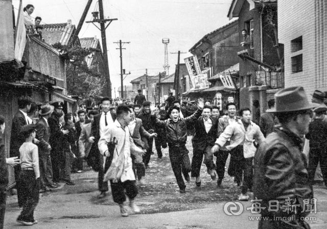 1960년 4월 12일 오후 민주당 경북도 당원 등 청년들이 대안동 경북도당부 건물로 가려다 경찰에 저지되자 종로 부근에서 3·15 부정선거는 무효