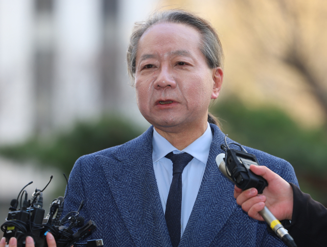 대한의사협회 비상대책위원회 주수호 언론홍보위원장이 20일 오전 의료법 위반 등 혐의 관련 조사를 받기 위해 서울경찰청 공공범죄수사대로 들어서며 입장을 밝히고 있다. 연합뉴스