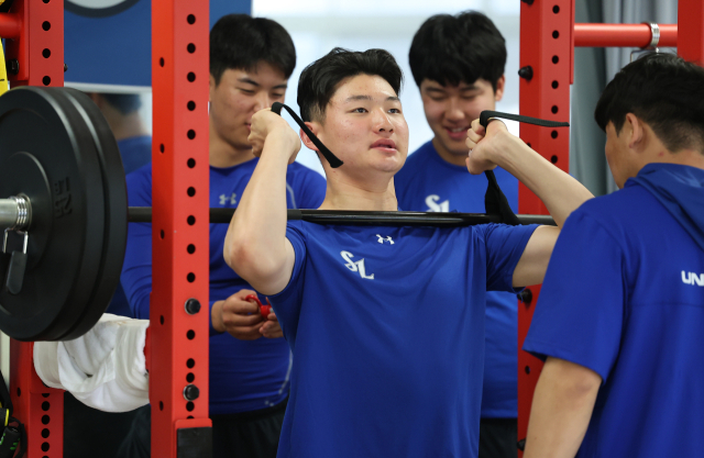 삼성 라이온즈가 미래 선발감으로 키우고 있는 신인 육선엽이 일본 오키나와 전지훈련에서 웨이트트레이닝을 하는 모습. 삼성 제공