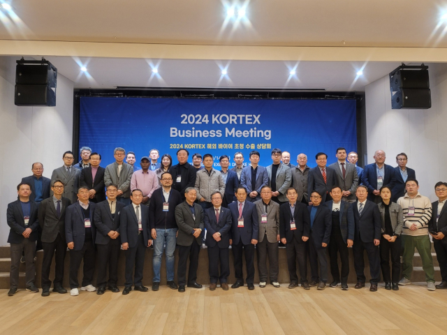 지난 14일 호텔 인터불고 엑스코. 한국섬유기계협회가 개최한 해외 바이어 초청 수출상담회 참석자들이 기념촬영을 하고 있다. 한국섬유기계협회 제공