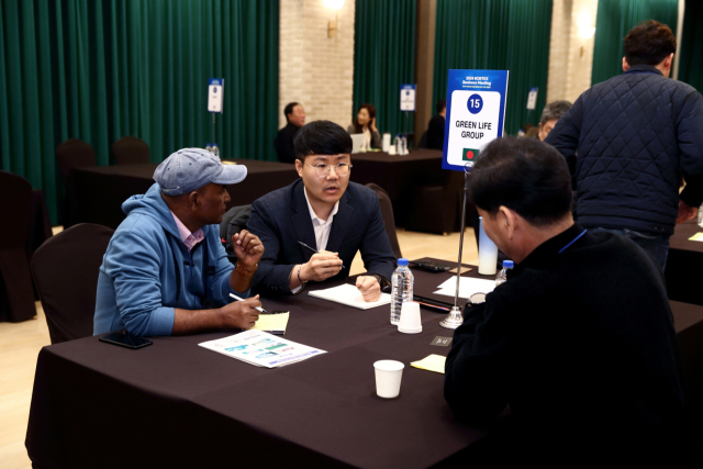 지난 14일 호텔 인터불고 엑스코. 한국섬유기계협회가 개최한 해외 바이어 초청 수출상담회장에서 매칭 상담이 진행되고 있다. 한국섬유기계협회 제공