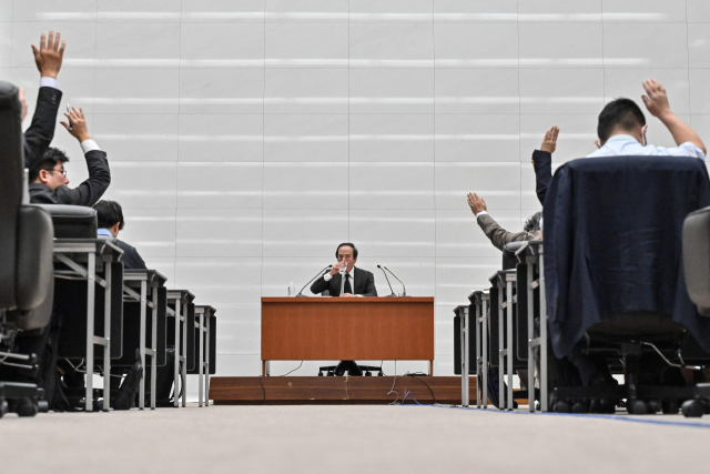 우에다 가즈오 일본은행(BOJ) 총재가 19일 마이너스(-) 금리 해제를 발표한 뒤 기자들에게 질문을 받고 있다. 연합뉴스