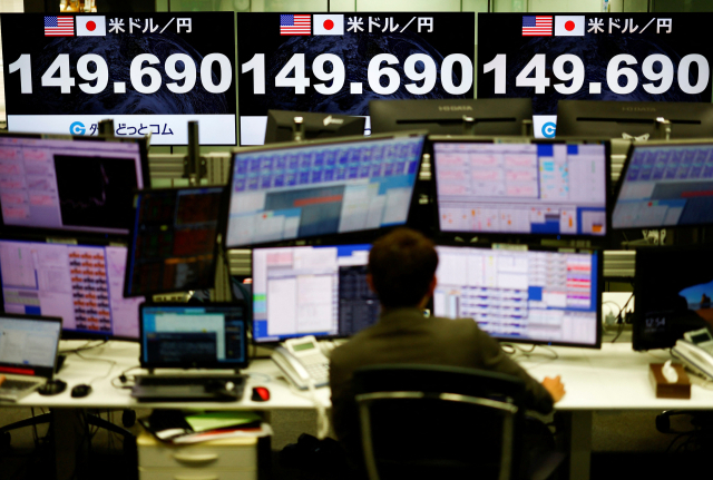 19일 일본은행(BOJ)이 마이너스(-) 금리 해제를 발표된 가운데 일본 현지 외환 딜러가 모니터를 보고 있다. 연합뉴스