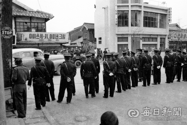 김주열 군 시신이 발견된 1960년 4월 11일 오후 데모를 우려한 경찰이 대구 대안동 민주당 경북도당부 입구에서 인간 바리케이트를 치고 출입을 막고 있다. 사진=매일아카이빙센터
