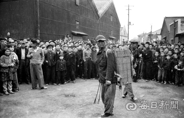 1960년 4월 12일 오후 대구 민주당사 인근 한운 창고 앞에서 넝마주이가 