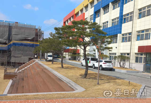기숙사 입사생 50여명이 집단 식중독 증세를 보이는 A여고 건물. 강선일기자