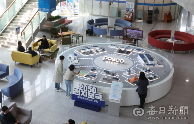 포항시청사 2층 로비에 전시된 