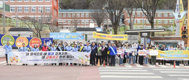 신학기를 맞아 문경 초중학생들이 교통안전켐페인을 벌이고 있다. 문경시 제공