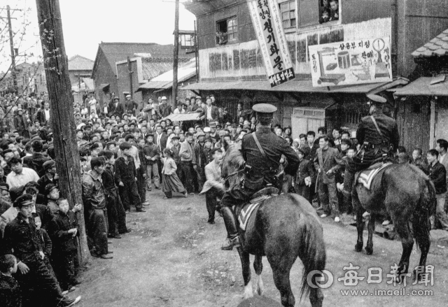 1960년 4월 12일 오후 기마 경찰이 대구 대안동 민주당 경북도당부 주변에 몰려든 학생과 시민들에게 해산을 종용하고 있다. 사진=매일아카이빙센터