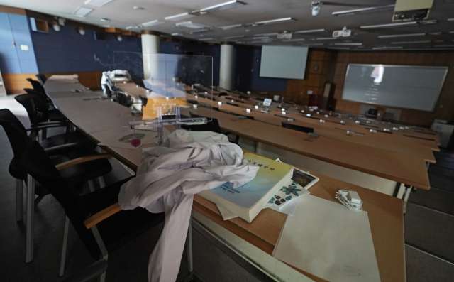 20일 대구 시내의 한 의과대학교 강의실에 적막감이 감돌고 있다. 이날 정부는 의과대학 입학 정원 2000명을 늘리는 방안을 확정 발표했다. 김영진 기자 kyjmaeil@imaeil.com