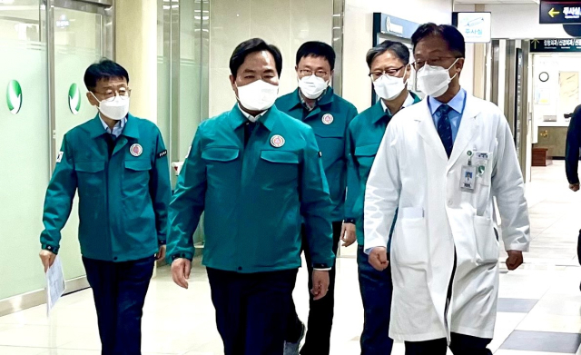 김학홍 경북도 행정부지사가 20일 포항성모병원을 방문해 병원 현장 상황을 살피고, 의료진들을 격려했다. 경북도 제공.