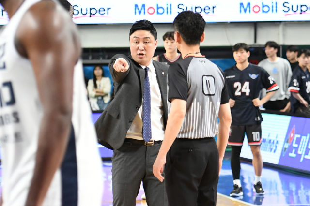 지난 17일 대구실내체육관에서 열린 대구 한국가스공사 페가수스와 고양 소노 스카이거너스의 KBL 경기가 끝난 직후 김동영 가스공사 코치가 심판 판정에 항의하고 있다. KBL 제공