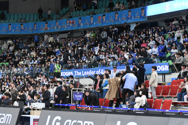 지난 17일 대구실내체육관에서 열린 대구 한국가스공사 페가수스와 고양 소노 스카이거너스의 경기가 끝난 직후 심판 판정에 불만이 있던 대구 홈팬들이 좌석에서 일어나 항의하고 있다. KBL 제공