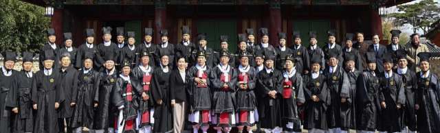 20일 경주시 탑동 숭덕전에서 열린 숭덕전 제례 행사가 끝난 뒤 관계자들이 기념촬영을 하고 있다. 경북도 제공